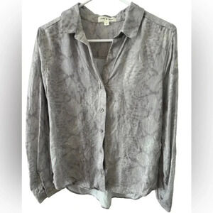 Women's‎ Cloth & Stone gray snakeskin printed button down blouse size small S